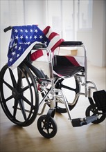 American flag draped on wheelchair. Photo : Jamie Grill