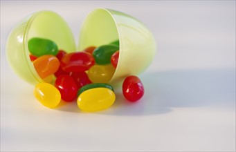 Jelly beans in a plastic Easter egg. Photo : Daniel Grill