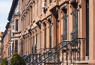 Row of brownstone townhouses. Photo : fotog