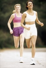 Two women jogging outdoors. Photo : Rob Lewine