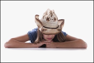 Woman wearing cowboy hat that covers her eyes. Photo : Mike Kemp