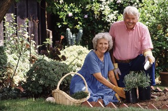 Senior couple gardening together. Photo : Rob Lewine