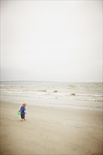 Child alone on the beach. Photo : Shawn O'Connor