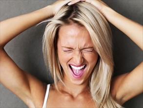 Beautiful blond woman screaming. Photo : momentimages