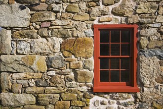 Window on stone barn wall. Photo : Chris Hackett