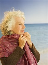 Woman wearing a shawl at the beach. Photo. Daniel Grill