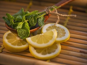Lemon slices mint and wooden spoon. Photo : Daniel Grill
