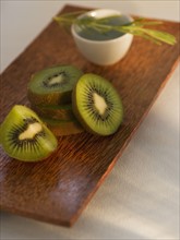 Kiwi slices on wooden tray. Photo. Daniel Grill