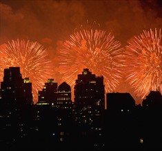 Fireworks over New York City skyline. Photo : fotog