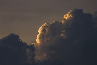 Sunset behind clouds. Photo : Antonio M. Rosario