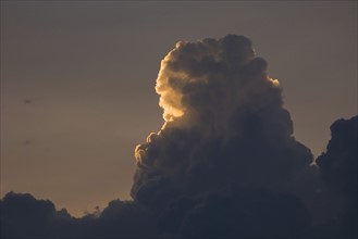 Sunset behind clouds. Photo : Antonio M. Rosario