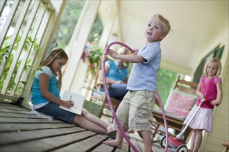 Children playing on porch. Photo : Tim Pannell