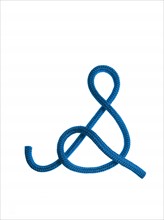 Blue rope in the shape of a letter S. Photo : David Arky