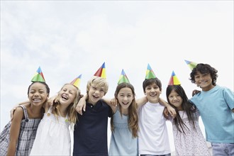 Group of children at a birthday celebration. Photo : momentimages