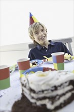 Young boy at a birthday party. Photo : momentimages
