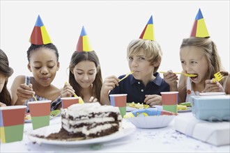 Group of children at a birthday party. Photo : momentimages