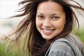 Smiling attractive brunette woman. Photo : momentimages