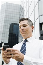 Businessman texting. Photo. Erik Isakson