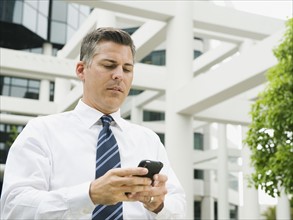 Businessman texting. Photo. Erik Isakson