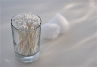 Cotton swabs in glass. Photo : Daniel Grill