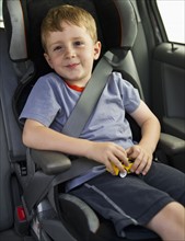 Young boy sitting in his car seat. Photo : Daniel Grill