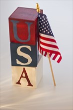 American flag beside wooden blocks. Photo : Daniel Grill