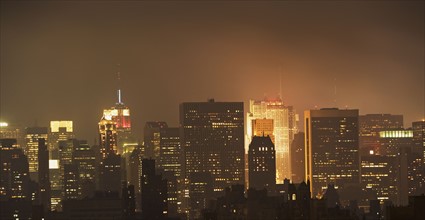 New York City skyline at night. Photo. fotog