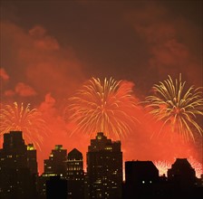Fireworks over New York City skyline. Photo : fotog