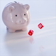 Piggy bank and dice. Photo : Daniel Grill