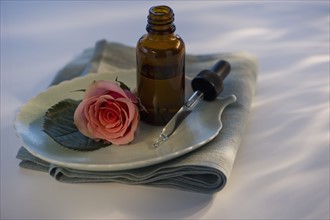 Essential oil and rose on tray. Photo : Daniel Grill