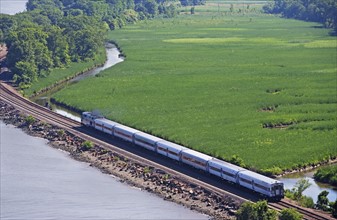 Train beside Hudson River. Photo. fotog