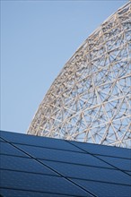 Solar panels and biosphere framing. Photo : Daniel Grill