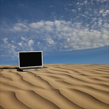 Laptop computer on desert sand. Photo : Mike Kemp