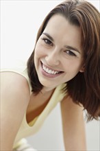 Smiling brunette woman. Photo : momentimages