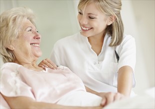 Nurse caring for a senior woman. Photo : momentimages