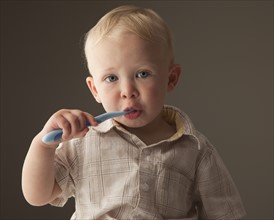 Toddler brushing his teeth. Photo : Mike Kemp