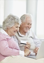 Senior couple shopping online. Photo : momentimages