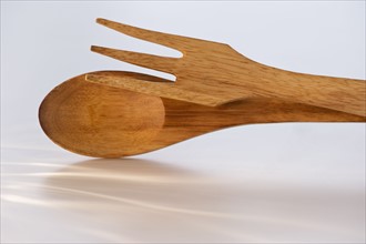 Wooden salad fork and spoon. Photo : Daniel Grill
