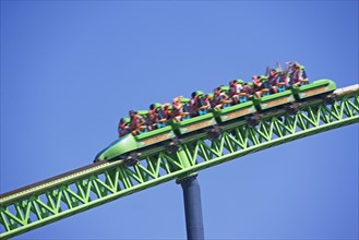 People on rollercoaster. Photo : fotog