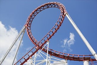 Rollercoaster against sky. Photo : fotog