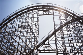 Silhouette of rollercoaster. Photo : fotog