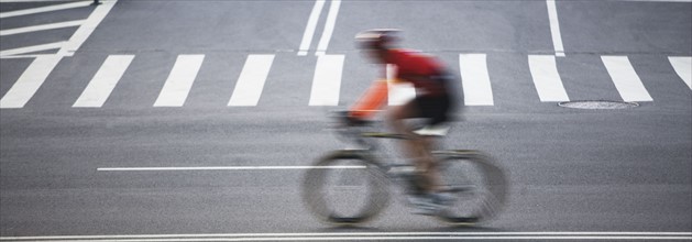 Cyclist on street. Photo : fotog