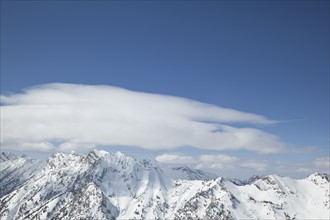 Snow covered mountain range. Photo : Johannes Kroemer