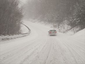 Car on country road in blizzard. Photo : Johannes Kroemer