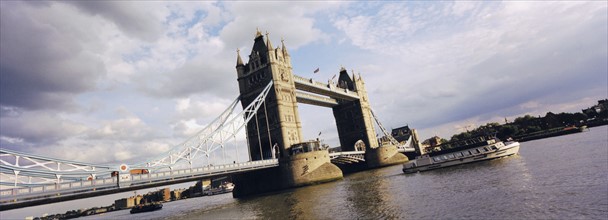 Tower bridge on Thames River. Photo : Fisher Litwin