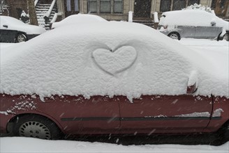 Heart shape in snow on car. Photo : Antonio M. Rosario
