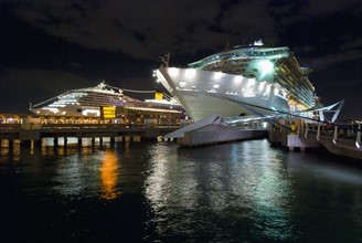 Cruise ships in harbor. Photo : Antonio M. Rosario