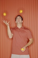 Man juggling. Photo : Fisher Litwin
