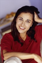 Smiling brunette woman. Photo : Fisher Litwin
