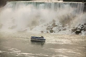 USA, New York, Niagara Falls, Made of the Mist boat at American Falls. Photo : Mike Kemp